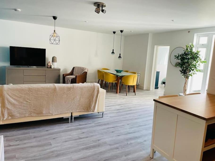 Appartement Stunning Huge Openplan 2Bed Flat à Woking Extérieur photo